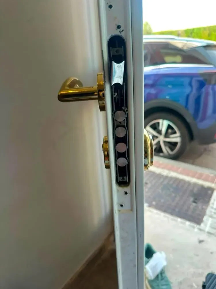 Ajuste de cerradura multipunto en puerta blanca