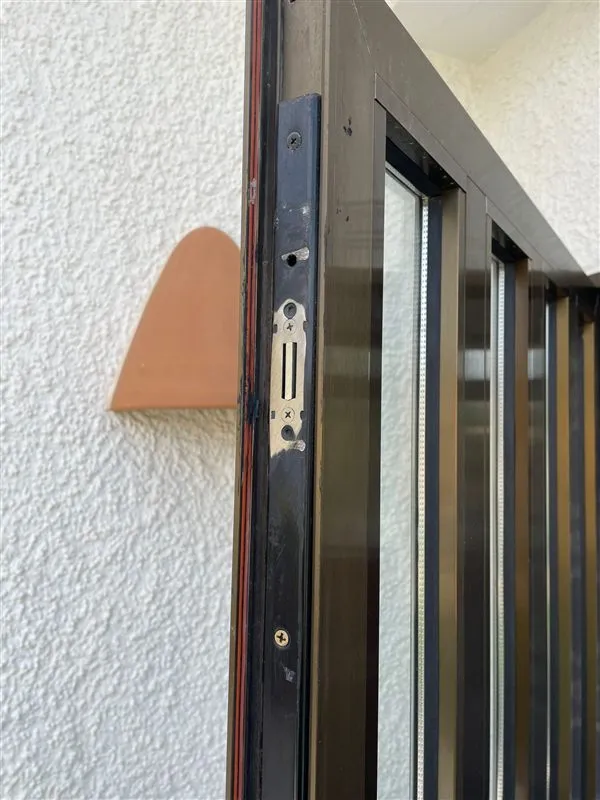 Cerradero nuevo en marco de puerta de aluminio