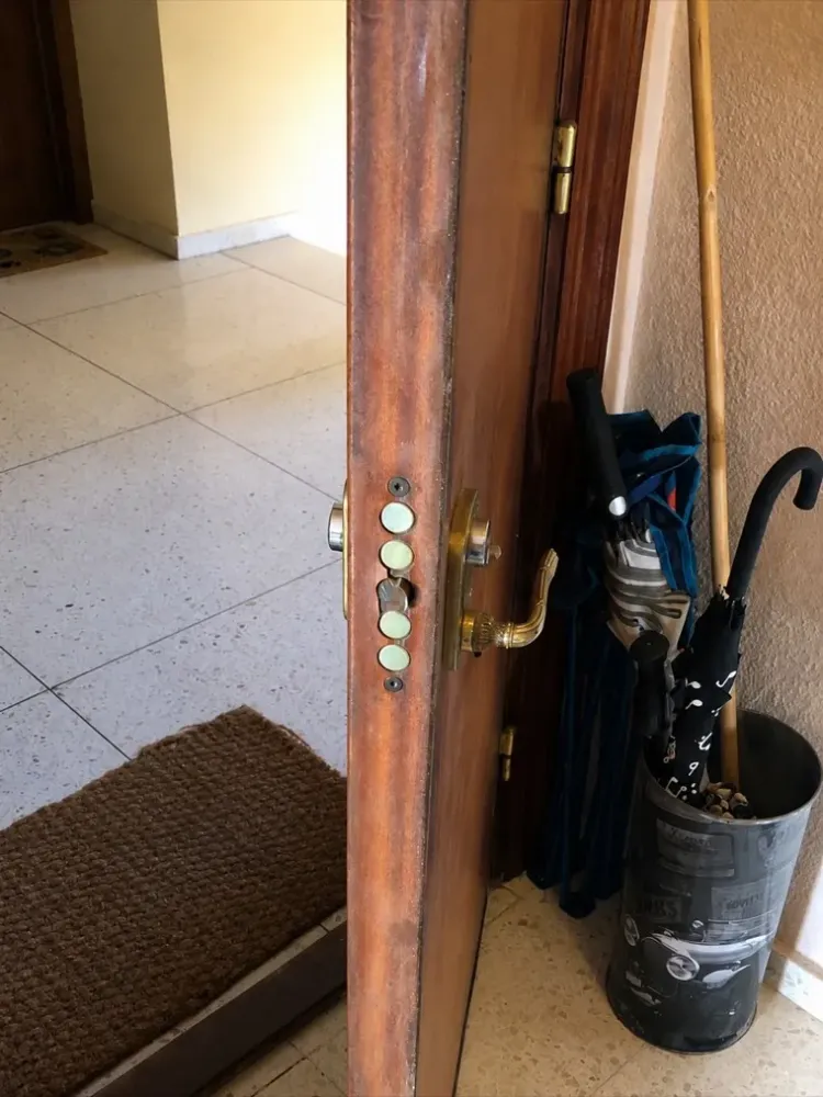 Cerradura multipunto con bulones en puerta de madera