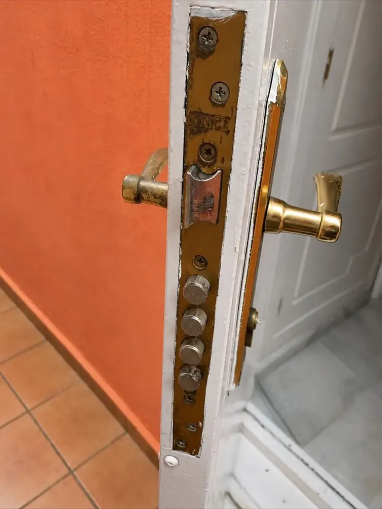 Cerradura multipunto de embutir con cuatro bulones