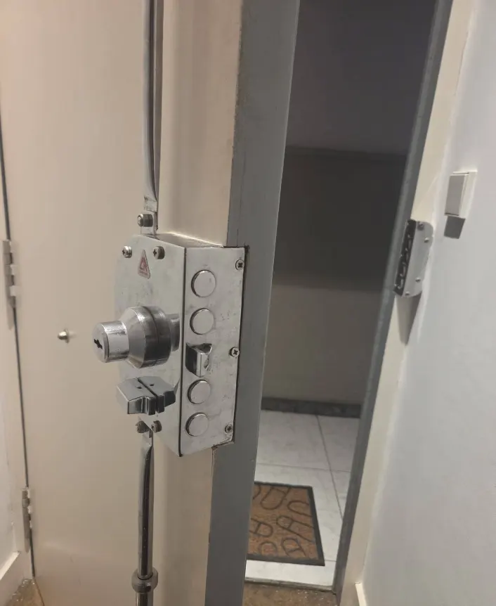 Cerradura de sobreponer de cuatro bulones instalada