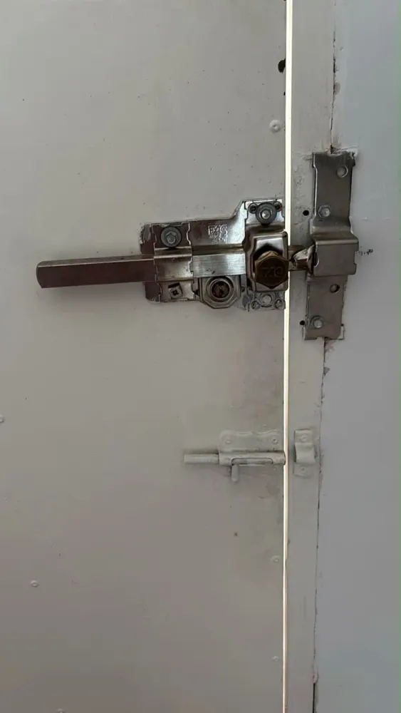 Cerrojo horizontal de seguridad en puerta metálica