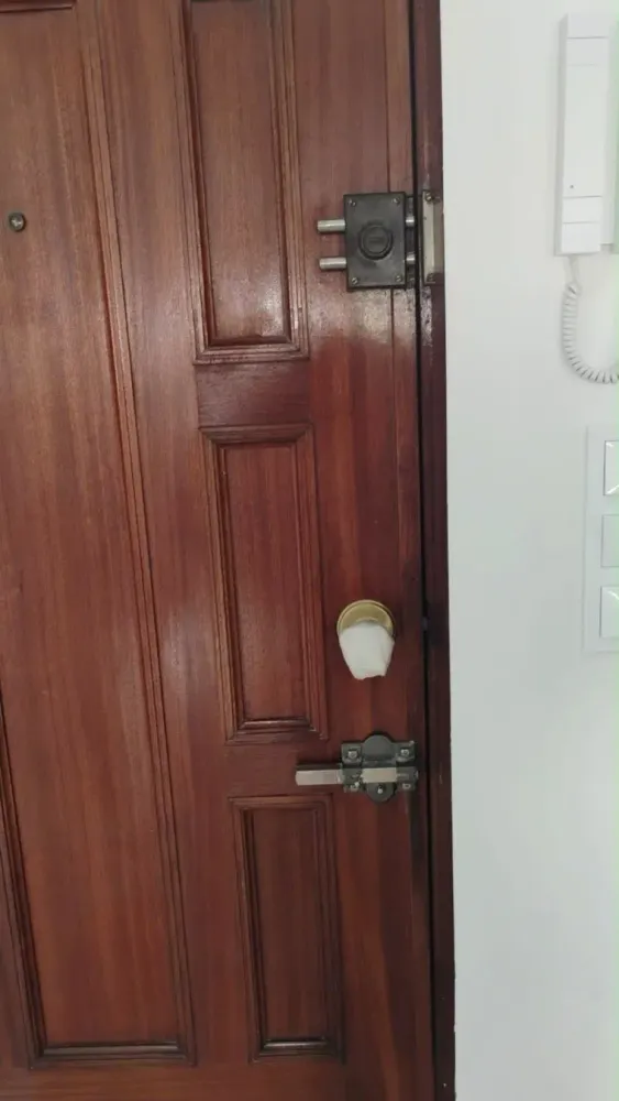 Puerta de madera con doble cierre: cerradura de sobreponer y cerrojo