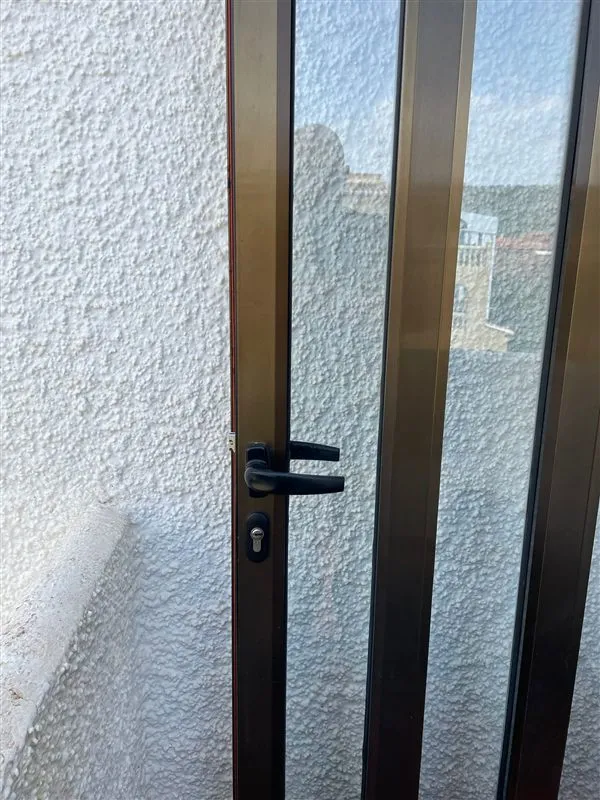 Manilla y bombín nuevos en puerta de aluminio acristalada