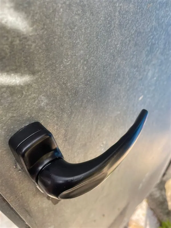 Manilla nueva instalada en puerta metálica