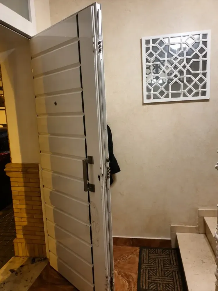 Puerta de seguridad metálica con cierre multipunto revisada