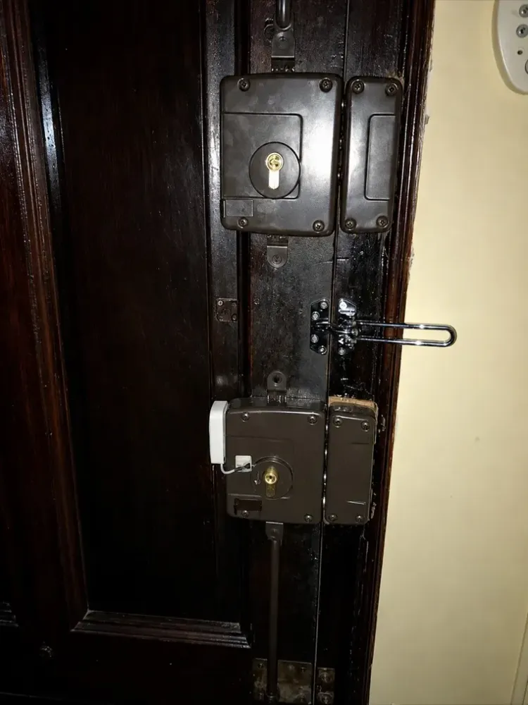 Refuerzo de puerta con dos cerraduras de sobreponer y cerrojo