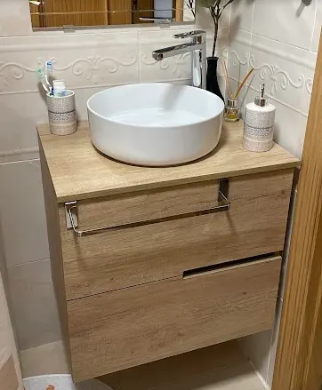 Lavabo sobre encimera y mueble de baño instalados
