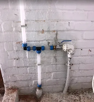 Tubería nueva con llave de paso en instalación exterior